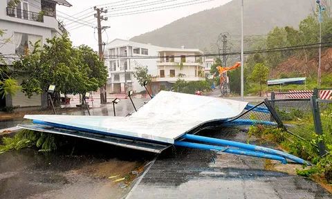 Khánh Hòa: Hàng chục nhà dân bị tốc mái, nhiều nơi bị mất điện